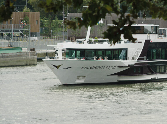 3 Excellence Royal 2 00 01 19 06 Still043